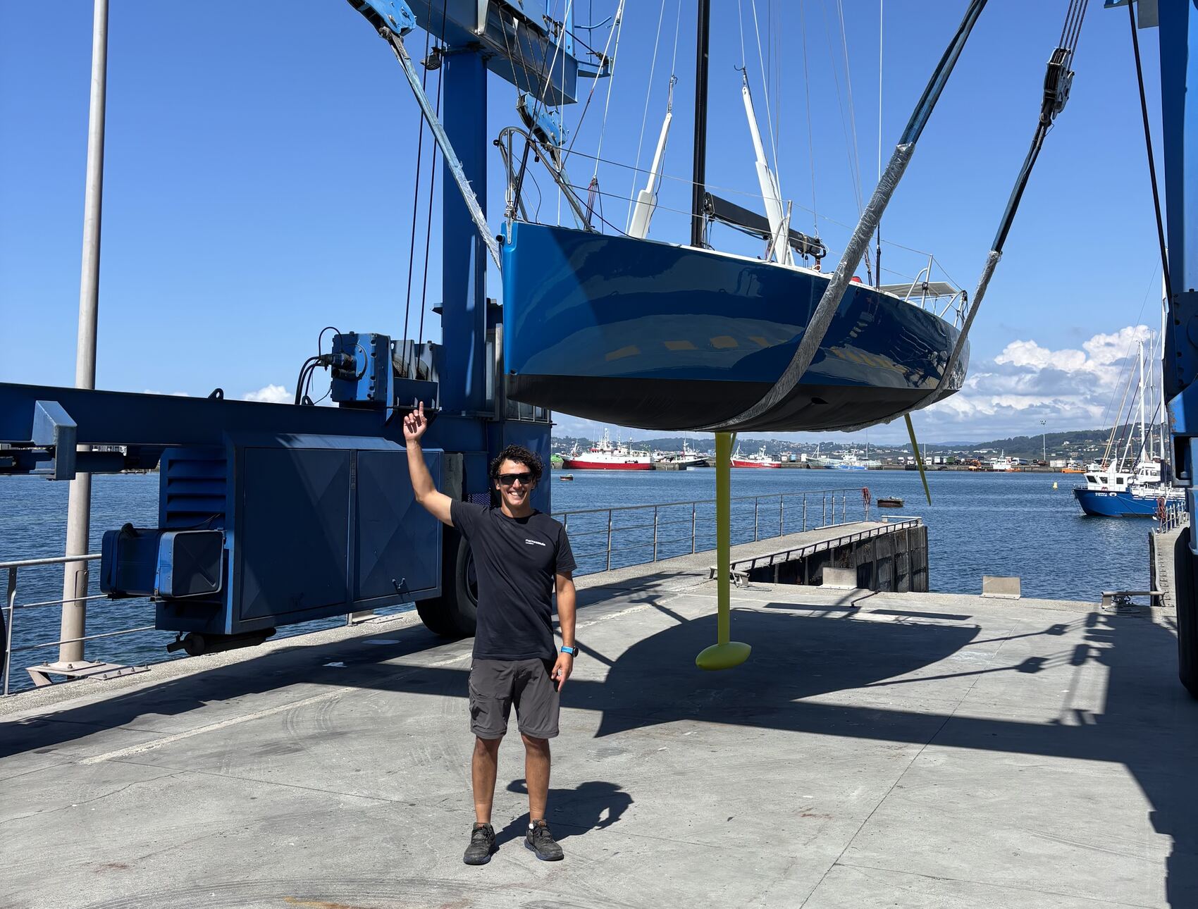 Barra izada en el travelift de Marina Coruña